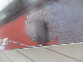 破風板のローラー塗装中です