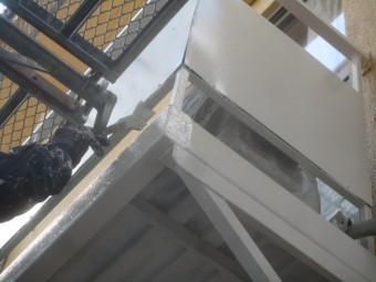 ベランダの中塗り塗装中です