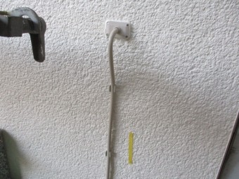 補修箇所にテープを貼ります