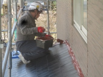 壁水切りの下塗り中です