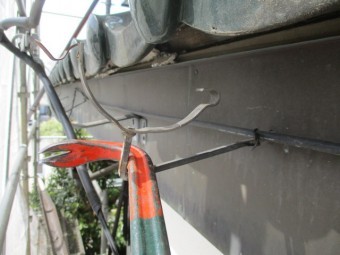 軒樋金具の撤去中です