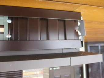 下屋根の下も一緒に貼り始まります