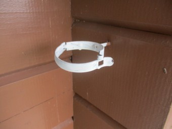 縦樋金具にさび止めを塗装しました