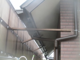 縦樋を取り付けました