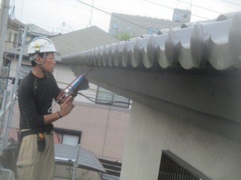 シーリングを塗布中です