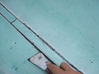 ベランダ床のシーリング撤去中です