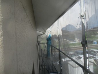 屋根の軒先と鼻隠し破風の洗浄中です