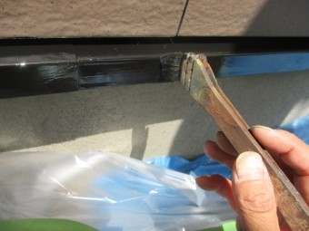 壁水切りの刷毛塗装中です