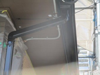 縦樋の上塗りが終了しました