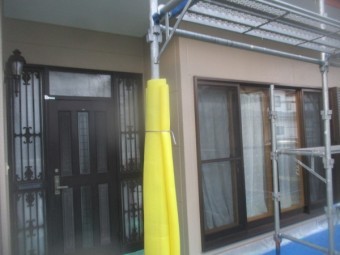 玄関周りの養生払いが終了しました