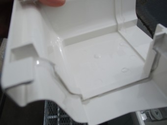 外曲がりにボンドを塗布中です