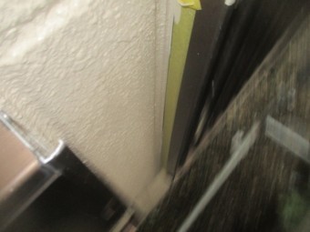 窓枠の見切り線の修正中です