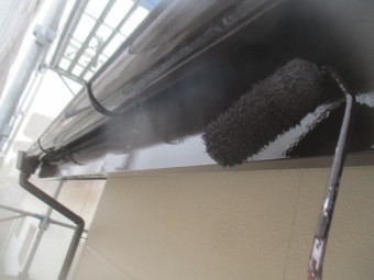 破風板のローラー塗装中です