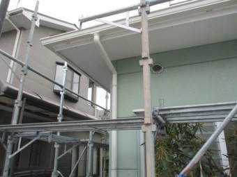 集水器と縦樋を取り付けました
