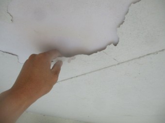 軒天の破損箇所です