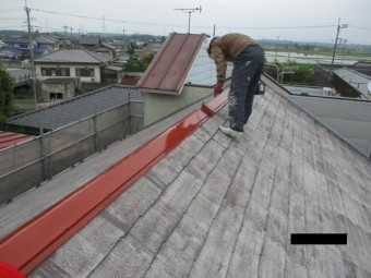 棟板金のさび止め塗装中です