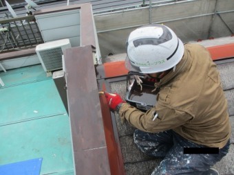壁水切りの中塗り刷毛塗装中です