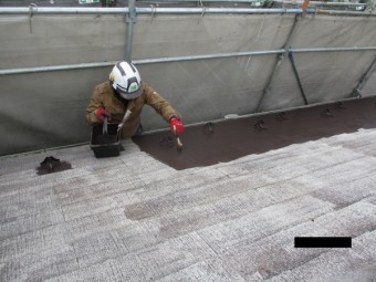 コロニアル屋根材の中塗り中です