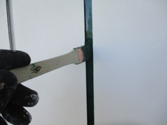 金属製サイディングの刷毛塗装中です