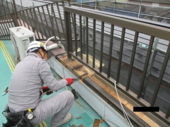 貫き板の撤去中です