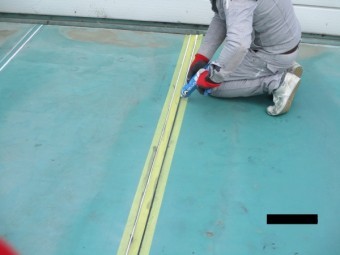 目地にシーリング材を塗布中です