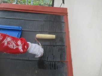 下屋根の下塗り中です