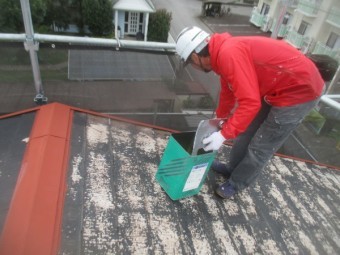 大屋根の下塗り中です