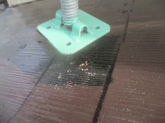 上げた足場の足です