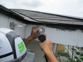軒樋金具の取り付け中です