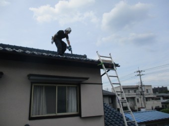 2階屋根の清掃中です