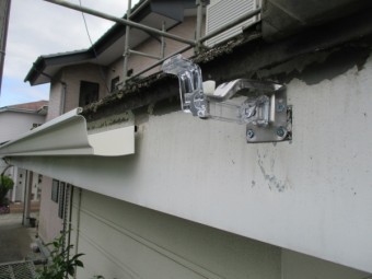 軒樋を取り付けました