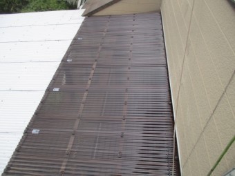 配水管のからむ波板の貼り直し