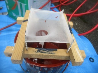 塗料をろ過中です