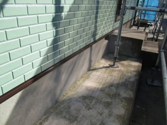 壁水切りの塗装が終了しました