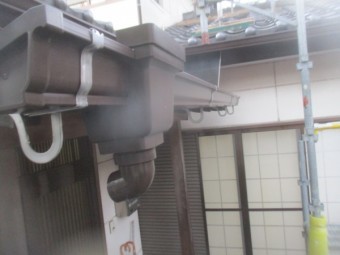 玄関の軒樋周りの状態です