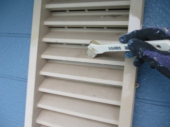 小屋裏の排気カバーの下塗り中です