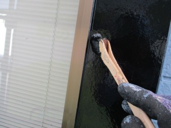化粧枠の上塗り中です