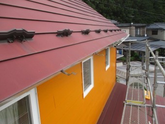 軒樋を撤去中です