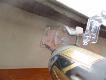 軒樋金具の取り付け中です