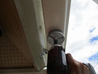 ホールソーで排水穴を開けました