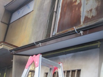 軒樋金具を取り付けました