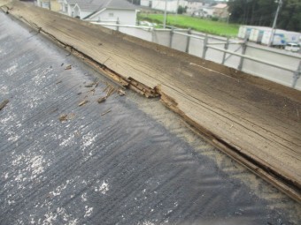 浮いている棟板金を外しました