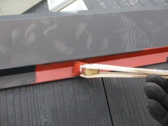 棟板金の刷毛塗装中です
