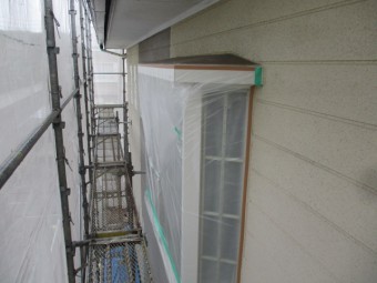 出窓を養生しました