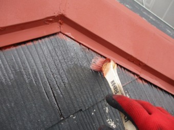 野木町の屋根外壁塗装工事で屋根のプライマーと中塗りをしました 街の屋根やさん宇都宮店