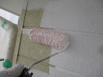 外壁の下塗りのフィラー塗装中です