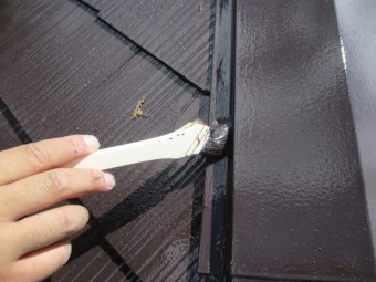 屋根上塗りの刷毛塗装中です