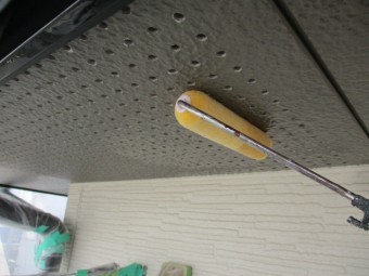 軒天プライマー刷毛塗装中です