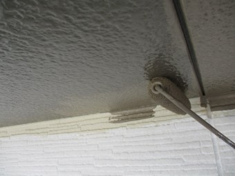 軒天ローラー塗装中です