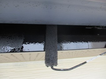 破風板のローラー塗装中です
